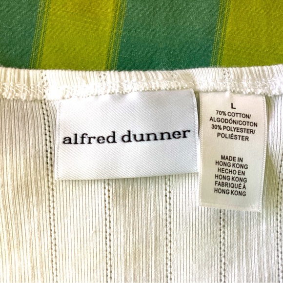 Beautiful top with seashell motif and lovely detailing with buttons & beads. - Picture 6 of 7